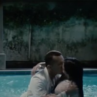 Dalam film ini Ayushita dan Nicholas Saputra tampak beberapa kali beradegan ciuman mesra. Seperti saat adegan di kolam renang yang satu ini. Foto: Youtube/Tajuk Viral TV