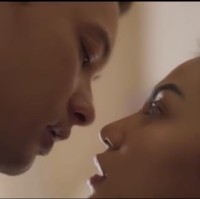 Nicholas Saputra kini tengah banyak disorot karena film terbaru yang dibintanginya, berjudul Sayap Sayap Patah. Dalam film tersebut aktor blasteran Jawa dan Jerman itu dipasangkan dengan Ariel Tatum. Foto: Instagram/@sayapsayappatahfilm