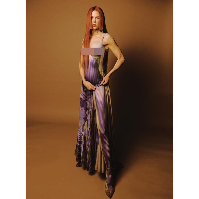 Dalam foto sampul, Nicole terlihat mengenakan atasan sleeves dan rok mini. Dengan pose yang menunjukkan bisepnya, wanita tersebut bikin kagum karena ternyata punya tubuh berotot.Foto: Instagram @theperfectmagazine