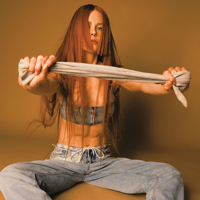 Dalam foto lain, pemain Australia itu mengenakan crop top yang mengekspos bagian perutnya. Foto: Instagram @theperfectmagazine