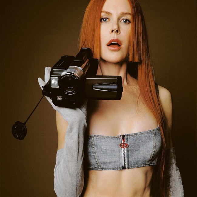 Sebelumnya Nicole sempat dikritik karena dinilai pakai baju yang kurang sesuai usia. Tapi dalam pemotretan kali ini mantan istri Tom Cruise itu membuktikan bahwa dirinya memang awet muda.Foto: Instagram @theperfectmagazine