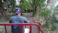 Ojek ini akan siap mengantarmu keliling pulau dengan tarif Rp 25 ribu per orang per perjalanan. Kalau antar jemput jadi Rp 50 ribu, ya. (bonauli/detikcom)