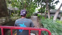 Naik di motor bak, perjalanannya tentu saja jadi berbeda. Apalagi infrastruktur di Bunaken tidak bagus dan seadanya. (bonauli/detikcom)