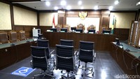 Kursi terdakwa kosong akibat penundaan ini. Seperti diketahui mantan Direktur Jenderal Perdagangan Luar Negeri Kementerian Perdagangan (Dirjen Daglu Kemendag) Indra Sari Wisnu Wardhana dan Lin Che Wei akan didakwa merugikan negara sebesar Rp 18 triliun. 