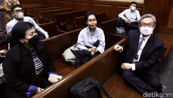 Panitera Sakit, Sidang Mafia Minyak Goreng Ditunda Indra Sari Wisnu Wardhana dan Lin Che Wei sejatinya akan menjalani sidang kasus mafia minyak goreng. Sidang ditunda karena panitera sakit.