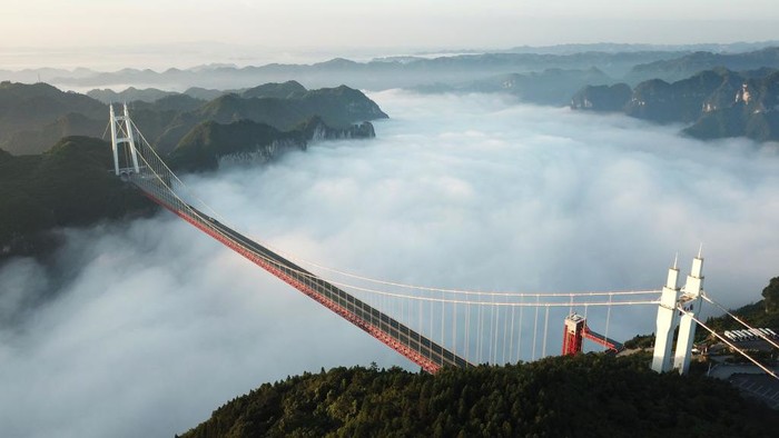 Panorama Memukau Bak 'Negeri di Atas Awan' Fenomena alam berupa kabut tebal hingga lanskap pegunungan menghasilkan panorama indah bak negeri di atas awan. Penasaran seperti apa penampakannya?