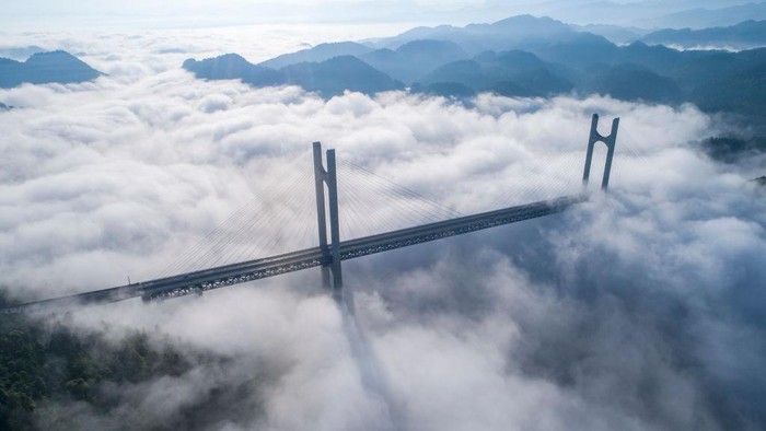 Panorama Memukau Bak 'Negeri di Atas Awan' Fenomena alam berupa kabut tebal hingga lanskap pegunungan menghasilkan panorama indah bak negeri di atas awan. Penasaran seperti apa penampakannya?