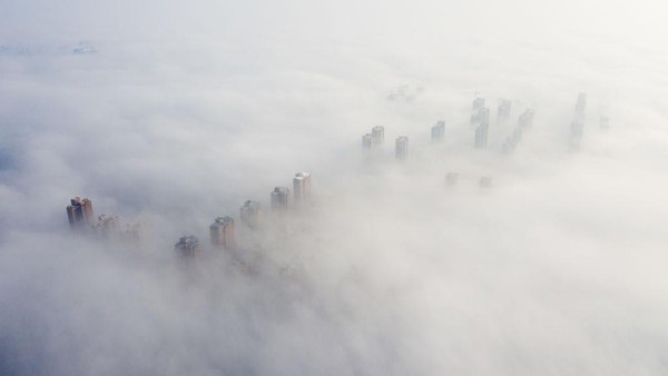 Lanjut, deretan gedung pencakar langit di Anhui, China, terlihat berselimutkan kabut pada 12 Februari 2020. Panorama ini sangat indah bak negeri di atas awan. Lanjut, deretan gedung pencakar langit di Anhui, China, terlihat berselimutkan kabut pada 12 Februari 2020. Panorama ini sangat indah bak negeri di atas awan.