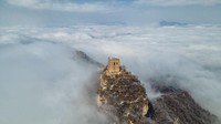 Berikutnya, Tembok Besar China juga terlihat memukau saat berselimutkan kabut seperti melayang di atas awan. Panorama ini diambil pada 20 Maret 2021.