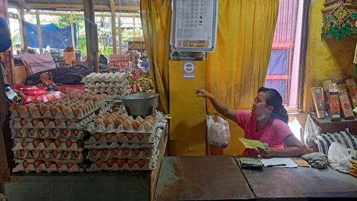 Pedagang telur di Pasar Amlapura Timur, Karangasem, Bali, Rabu (24/8/2022).
