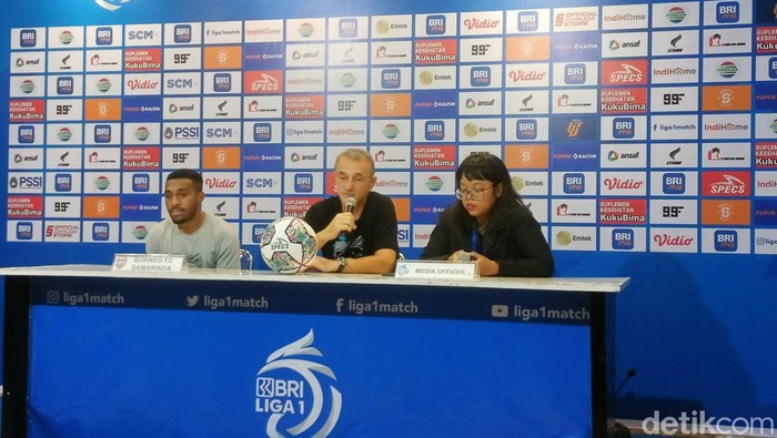 Pelatih Borneo FC Milomir Seslija bersama Terens saat jumpa pers usai laga melawan Dewa United