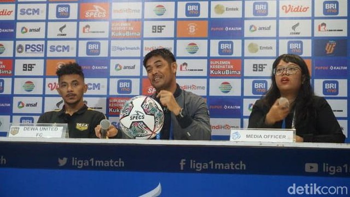 Pelatih Dewa United Nil Maizar dan
Theo Fillo saat jumpa pers usai pertandingan