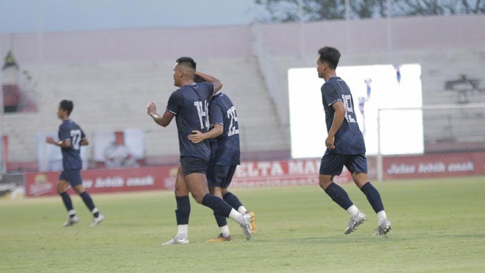 Pemain Persipa Pati dalam laga persahabatan.