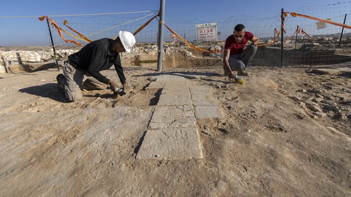 Penampakkan Penemuan Rumah dan Kebun Mewah Abad ke-8 di Israel A general view of a 1,200-year-old rural estate, discovered during excavations by the Israel Antiquities Authority during expansion of the town of Rahat, Israel, Tuesday, Aug. 23, 2022. Located in Israel's south near the Bedouin town of Rahat, the building dates back back to the early Islamic period in the 8th or 9th centuries. (AP Photo/Tsafrir Abayov)