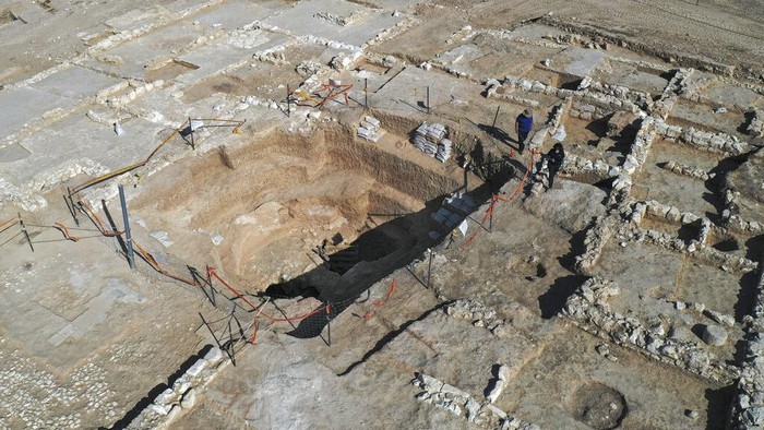 Penampakkan Penemuan Rumah dan Kebun Mewah Abad ke-8 di Israel A general view of a 1,200-year-old rural estate, discovered during excavations by the Israel Antiquities Authority during expansion of the town of Rahat, Israel, Tuesday, Aug. 23, 2022. Located in Israel's south near the Bedouin town of Rahat, the building dates back back to the early Islamic period in the 8th or 9th centuries. (AP Photo/Tsafrir Abayov)