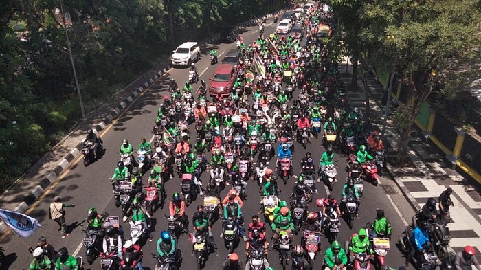 Pendemo Sempat Berhenti saat Azan, Massa Ojol Kembali Berkonvoi