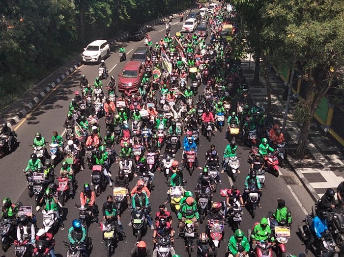 Pendemo Sempat Berhenti saat Azan, Massa Ojol Kembali Berkonvoi