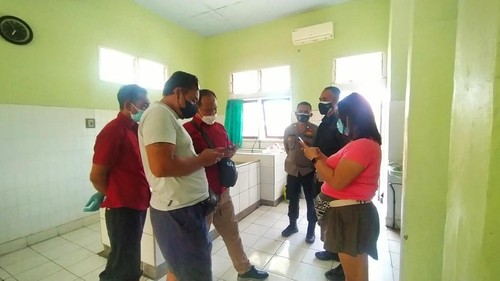 Pihak keluarga korban saat berada di kamar jenazah RSU Negara