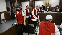 Para terdakwa diyakini jaksa melakukan pengeroyokan terhadap Ade Armando dan melanggar Pasal Pasal 170 ayat 2 ke-1 KUHP. Pasal itu menyebutkan tindak pidana dengan terang-terangan dan dengan tenaga bersama menggunakan kekerasan.