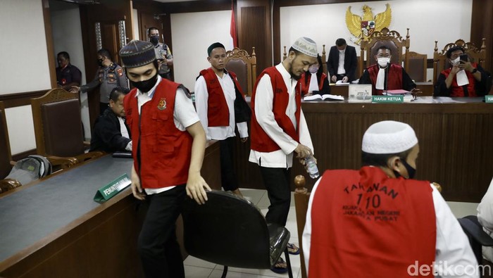 Pengeroyok Ade Armando Dituntut 2 Tahun Penjara Enam terdakwa pengeroyok Ade Armando dituntut 2 tahun penjara. Jaksa penuntut umum (JPU) meyakini para terdakwa bersalah.