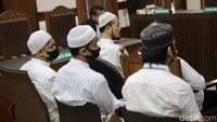 Keenam terdakwa didakwa melakukan pengeroyokan hingga menyebabkan luka kepada Ade Armando. Jaksa mengatakan Ade Armando dikeroyok di depan gedung DPR RI, Jakarta, pada 11 April 2022, sekitar pukul 15.00 WIB.