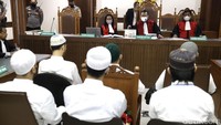 Perbuatan keenam terdakwa, kata jaksa, diikuti oleh massa lainnya. Massa juga ikut memukul dan menarik pakaian Ade Armando hingga jatuh ke jalan sebelum diamankan petugas.
