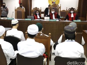 6 Pengeroyok Ade Armando Divonis 8 Bulan Penjara
