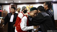 Terdakwa memeluk tim pengacara usai mendengar tuntutan jaksa. Akibat perbuatan itu, enam terdakwa didakwa melanggar Pasal 170 ayat 2 ke-1 KUHP subsider Pasal 170 ayat 1 KUHP.