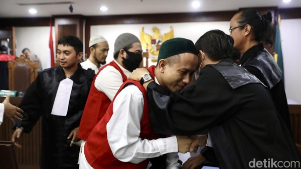 Ekspresi Pengeroyok Ade Armando Saat Dituntut 2 Tahun Penjara