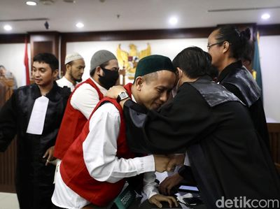 Ekspresi Pengeroyok Ade Armando Saat Dituntut 2 Tahun Penjara