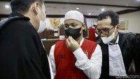 Para terdakwa meninggalkan ruang sidang. Jaksa menuntut hakim untuk menjatuhkan pidana terhadap para terdakwa masing-masing selama 2 tahun penjara.