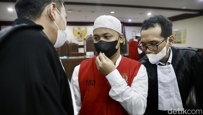 Enam terdakwa pengeroyok Ade Armando dituntut 2 tahun penjara. Jaksa penuntut umum (JPU) meyakini para terdakwa bersalah.