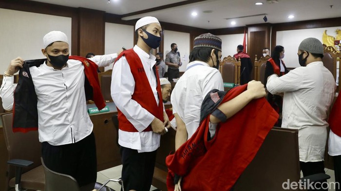 Pengeroyok Ade Armando Dituntut 2 Tahun Penjara Enam terdakwa pengeroyok Ade Armando dituntut 2 tahun penjara. Jaksa penuntut umum (JPU) meyakini para terdakwa bersalah.