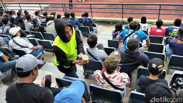 Penjual minuman di Stadion GBLA Bandung