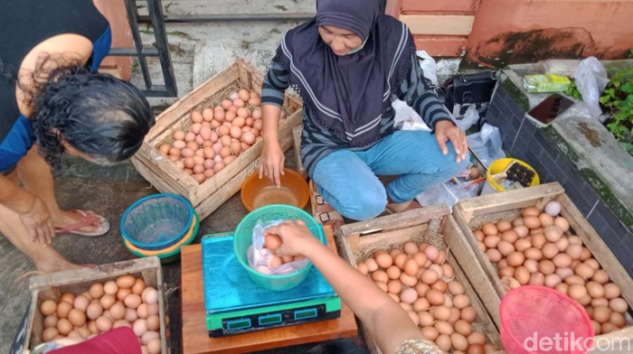Penjual telur ayam di Kecamatan Delanggu, Klaten, melayani pembeli.