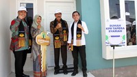 Direktur Consumer PT Bank Tabungan Negara (Persero) Tbk Hirwandi Gafar mengepalkan tangan bersama Asistant 2 Bidang Pembangunan Provinsi Aceh Ir. Mawardi (kanan), Dewan Penasehat Syariah BP Tapera KH. Solahudin Ayub (kedua dari kiri) dan Komisioner BP Tapera, Adi Setianto (tengah) serta Dewan Penasehat Syariah Bank BTN Mohamad Bagus Teguh (kanan) saat acara peluncuran Tapera Syariah di Banda Aceh. 
