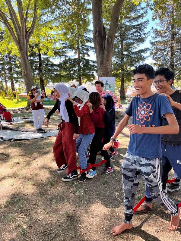 Ada juga lomba balap bakiak. Selain lomba tradisional, masyarakat dan diaspora Indonesia juga menggelar pertandingan badminton, bahkan pertunjukan seni budaya seperti tari adat dan angklung. (dok. KJRI San Francisco)