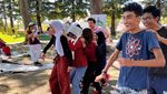 Lihat Serunya Bule-bule di Amrik Ikut Lomba Balap Karung-Makan Kerupuk