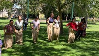 Dengan sekuat tenaga, mereka pun melompat. Hap-hap-hap. Mereka semua ikut tertawa dan bergembira ria merayakan keseruan perlombaan yang identik dengan 17 Agustus ini. (dok. KJRI San Francisco)