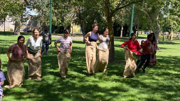 Dengan sekuat tenaga, mereka pun melompat. Hap-hap-hap. Mereka semua ikut tertawa dan bergembira ria merayakan keseruan perlombaan yang identik dengan 17 Agustus ini. (dok. KJRI San Francisco)