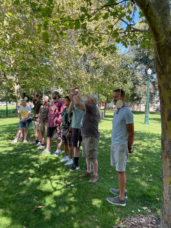 Tak cuma lomba balap karung, mereka juga ikut lomba makan kerupuk. Dipilihnya perlombaan tradisional ini sebagai upaya untuk mempererat kekompakan di antara masyarakat dan diaspora Indonesia. (dok. KJRI San Francisco) Tak cuma lomba balap karung, mereka juga ikut lomba makan kerupuk. Dipilihnya perlombaan tradisional ini sebagai upaya untuk mempererat kekompakan di antara masyarakat dan diaspora Indonesia. (dok. KJRI San Francisco)