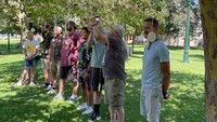 Tak cuma lomba balap karung, mereka juga ikut lomba makan kerupuk. Dipilihnya perlombaan tradisional ini sebagai upaya untuk mempererat kekompakan di antara masyarakat dan diaspora Indonesia. (dok. KJRI San Francisco)