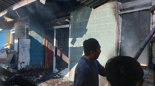 Perumahan dinas sekolah dasar di Gili Air Desa Gili Indah Kecamatan Pemenang Lombok Utara terbakar, Rabu (24/8/2022).