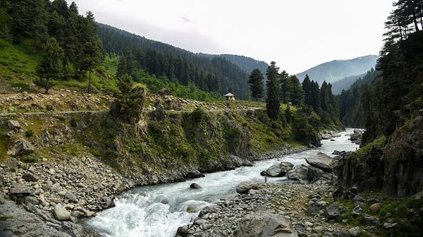 Air terjun ini juga berlokasi dekat dengan situs fosil tertua di Kashmir.