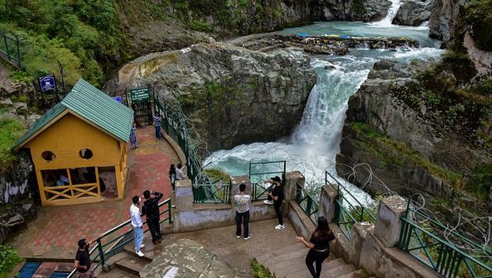 Pesona Air Terjun Aharbal di Kashmir, Derasnya Mirip Niagara KASHMIR, INDIA - 2022/08/23: A general view of the Aharbal waterfall, also known as