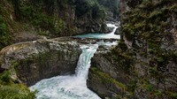 Air terjun Aharbal ini juga dikenal sebagai Air Terjun Niagara Kashmir karena volume air yang jatuh sangat deras.