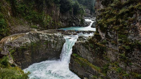 Air terjun Aharbal ini juga dikenal sebagai Air Terjun Niagara Kashmir karena volume air yang jatuh sangat deras. Air terjun Aharbal ini juga dikenal sebagai Air Terjun Niagara Kashmir karena volume air yang jatuh sangat deras.