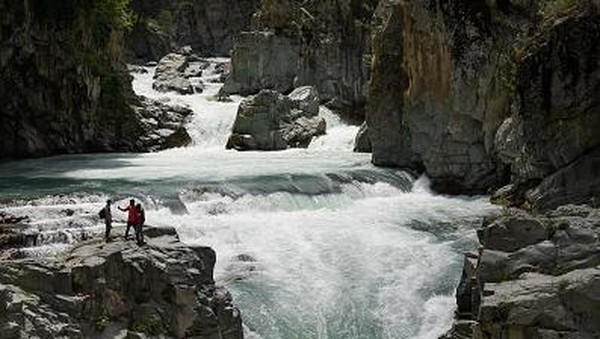 Menurut sebuah laporan, volume air di air terjun ini akan cukup untuk menghasilkan 100 MW pembangkit listrik tenaga air. Menurut sebuah laporan, volume air di air terjun ini akan cukup untuk menghasilkan 100 MW pembangkit listrik tenaga air.