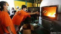Para tersangka juga dihadirkan dalam pemusnahan barang bukti narkoba.