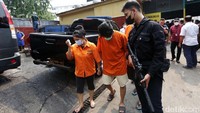Total ada 28 tersangka dalam 13 pengungkapan kasus narkoba tersebut. Tersangka terdiri atas 26 laki-laki dan 2 orang perempuan.